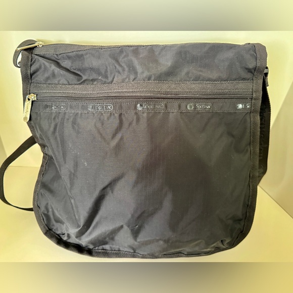 LeSportsac Large Lightweight Crossbody Pouch Purse Bag - Picture 2 of 6